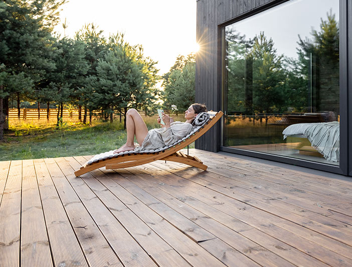 Frau lest ein Buch und liegt auf einem Liegestuhl | Garten Terasse | HolzLoft in Bindlach